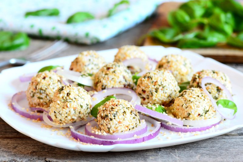 Профитроли с сырной начинкой и кусочками лосося