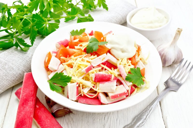 Рецепт салата с крабовыми палочками и помидорами