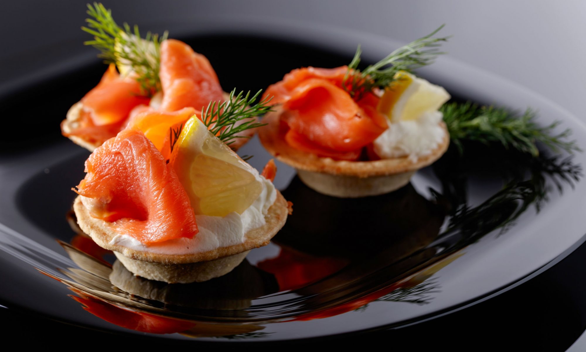 Тарталетки с творожным сыром, авокадо и красной рыбой