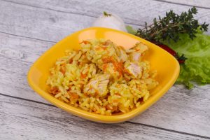 Рис с курицей и овощами по-восточному