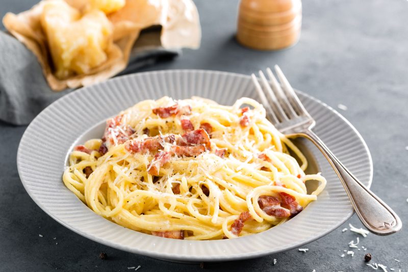 Спагетти карбонара с красным луком