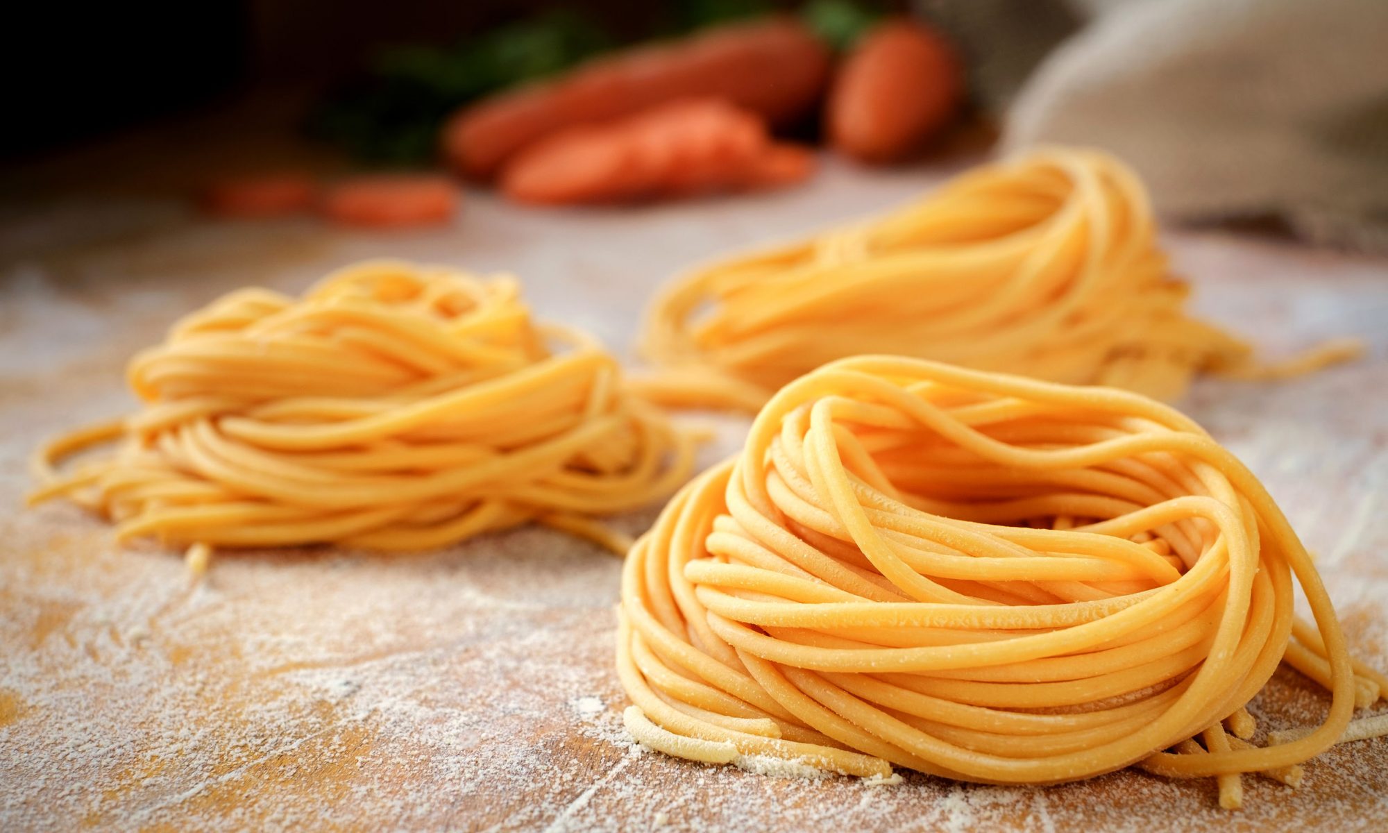"Гнёзда" из спагетти с фаршем, помидорами и сыром