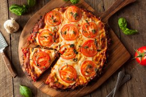 Пицца на гриле с томатами и беконом