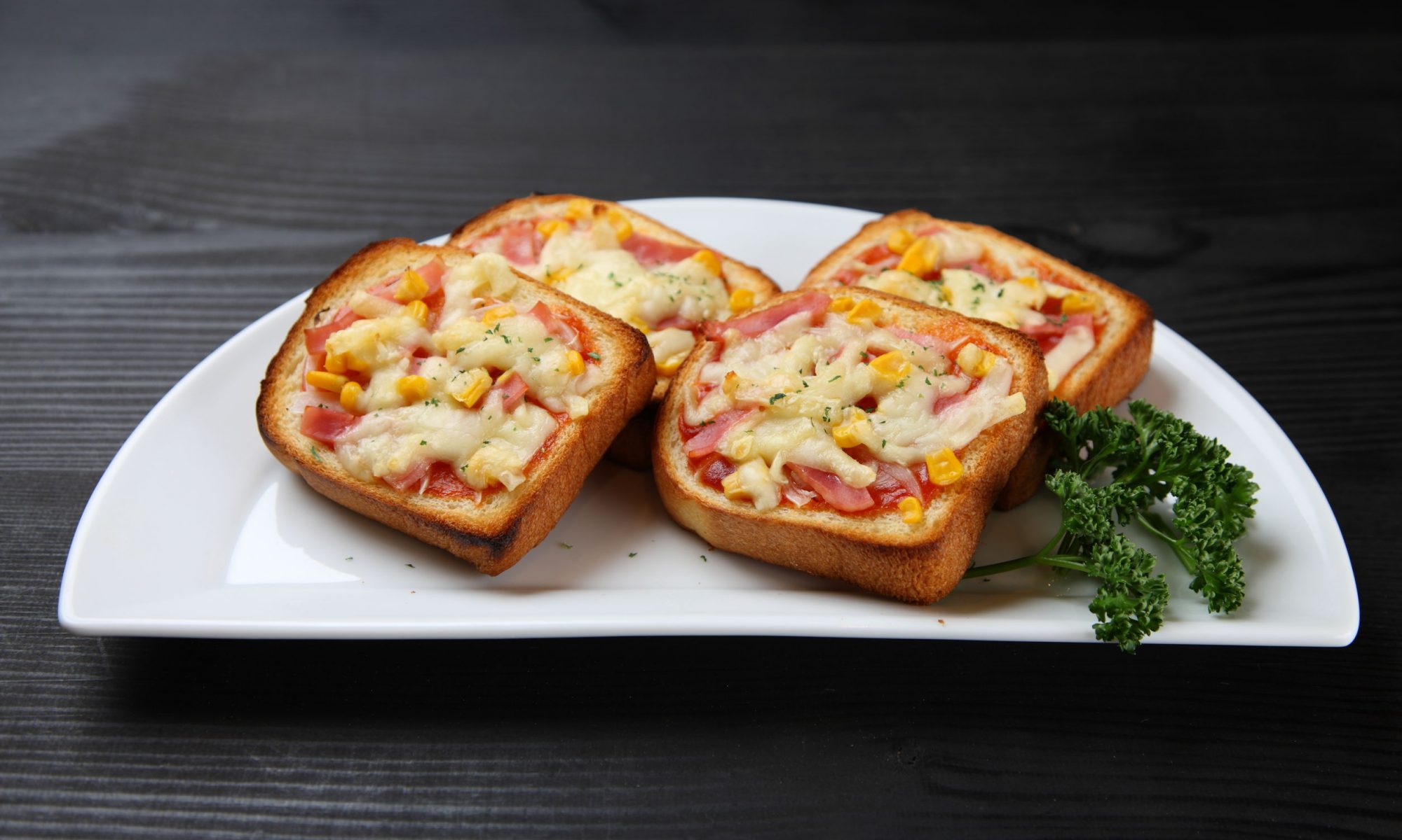 Аппетитные горячие бутерброды (мини-пиццы) с беконом и сыром
