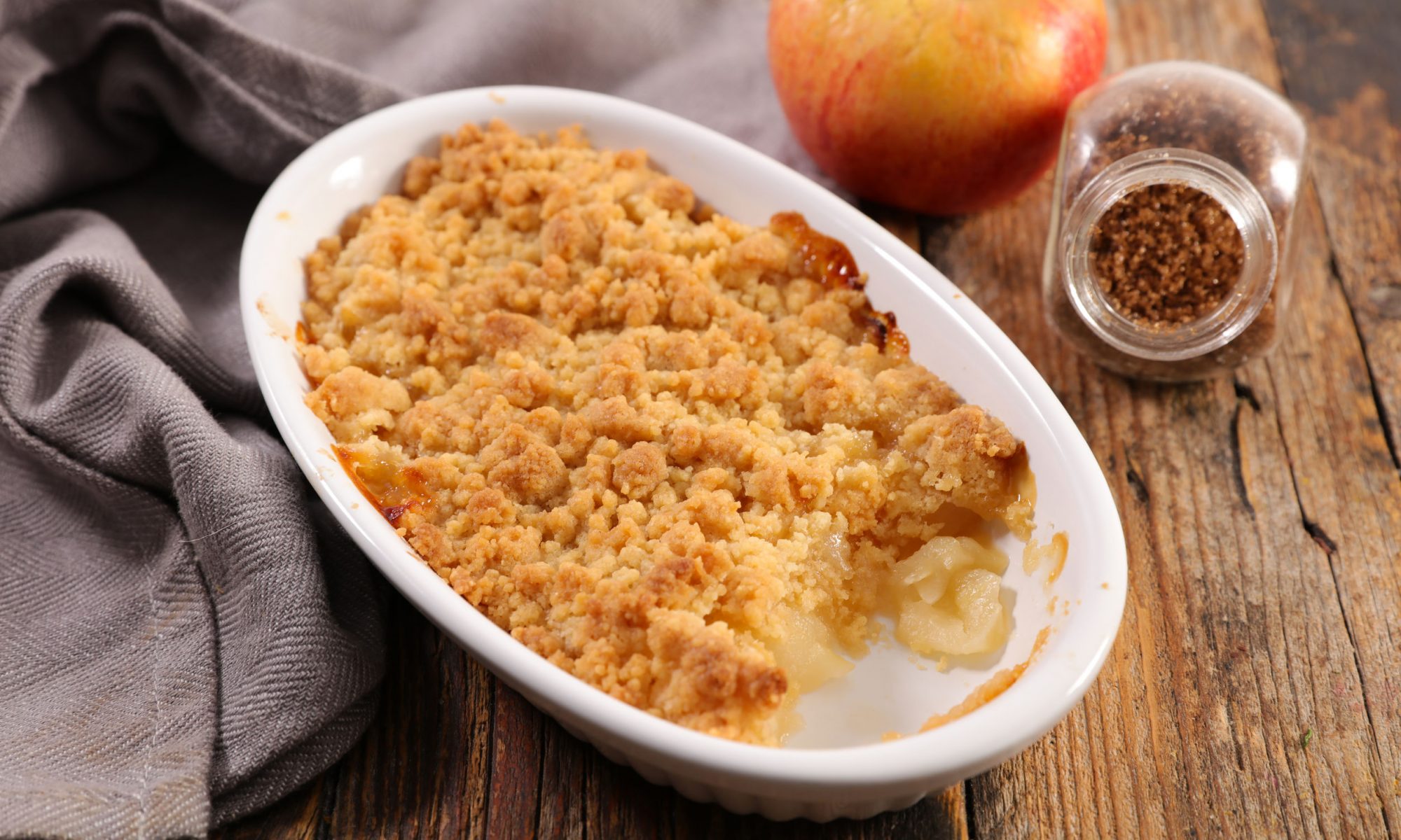 Яблочный крамбл с мороженым