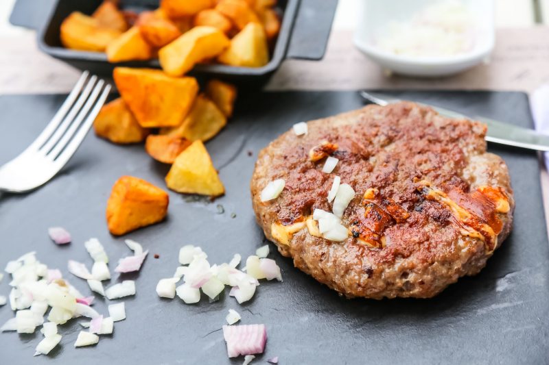 Традиционная плескавица по-сербски от Шефмаркет