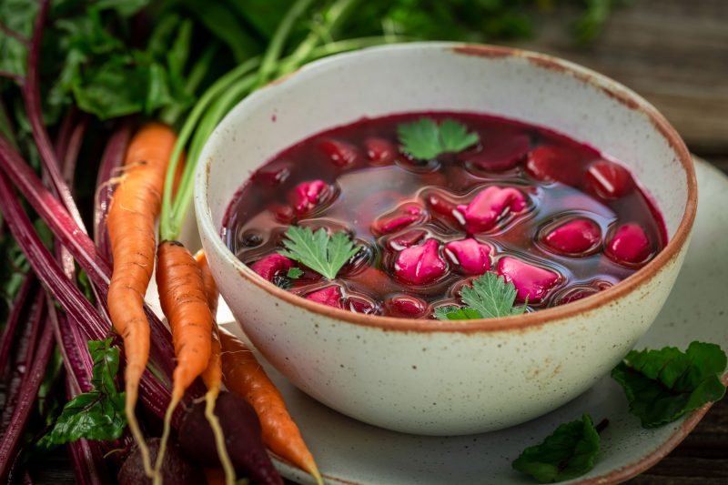 Свекольник с курицей и грибами