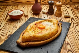 Хачапури по-аджарски с сыром и яйцом
