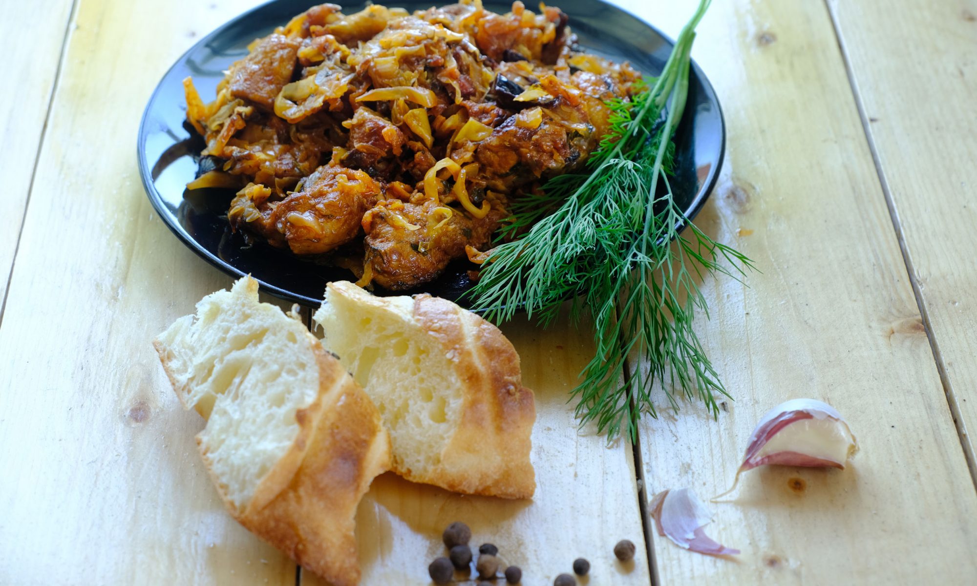 Тушеная капуста с яблоками и колбасками