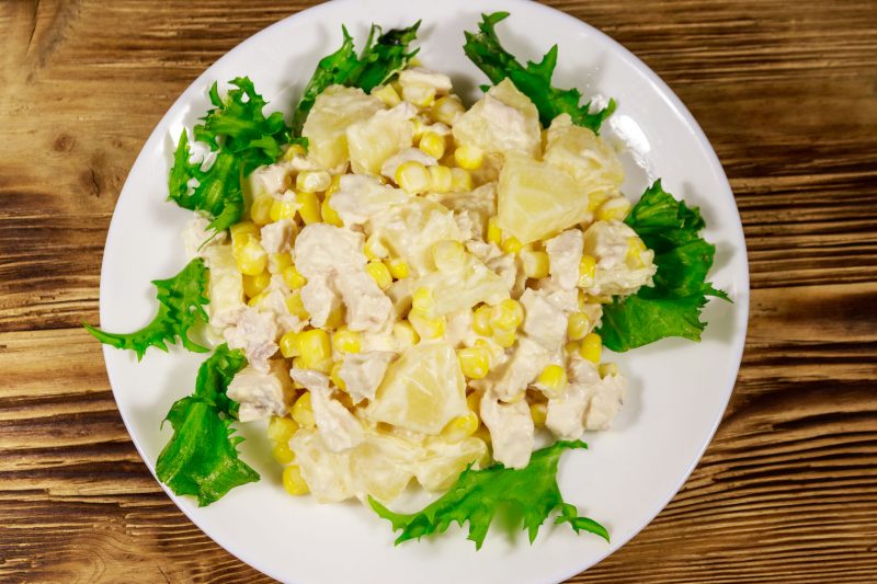 Простой рецепт салата из ананаса с курицей