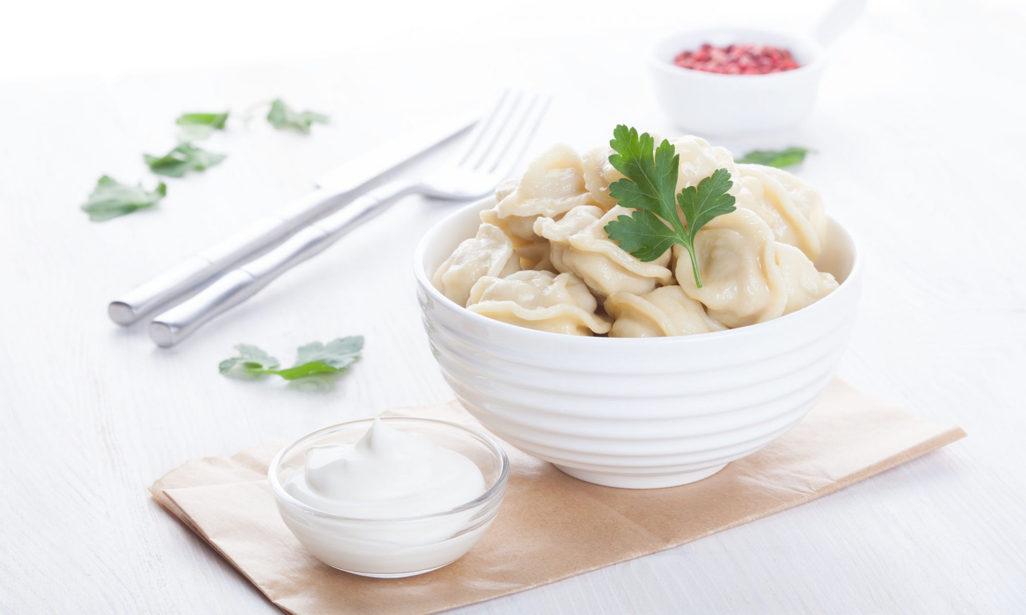 Пельмени с острой заправкой и йогуртовым соусом