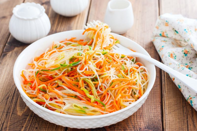 Азиатский салат с фунчозой и корейской морковью