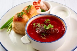 Традиционный русский борщ с мясом и свеклой