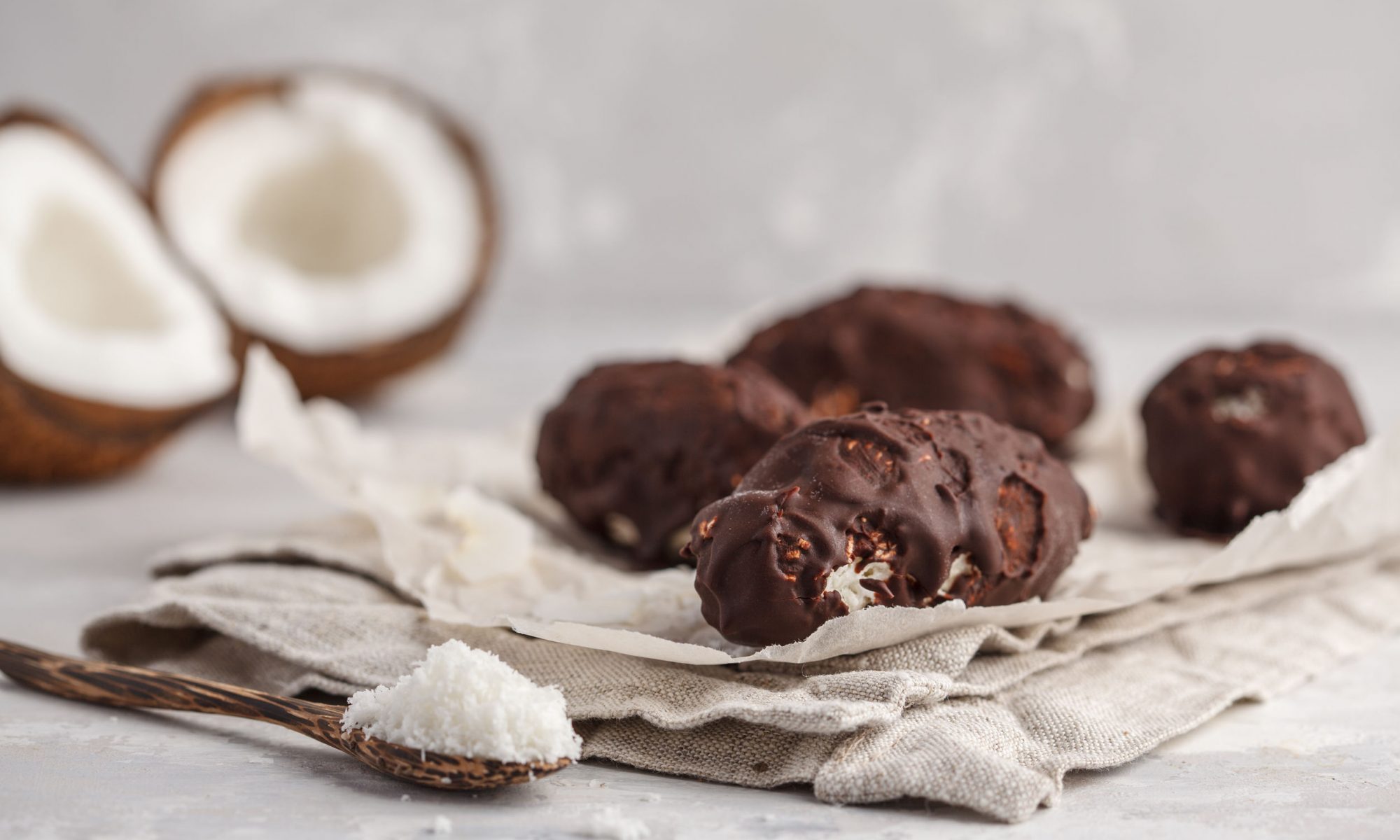 Очень многие люди любят шоколадный батончик Баунти и конфеты на его основе. В этой статье рассмотрим самые популярные рецепты приготовления конфеты баунти в домашних условиях.