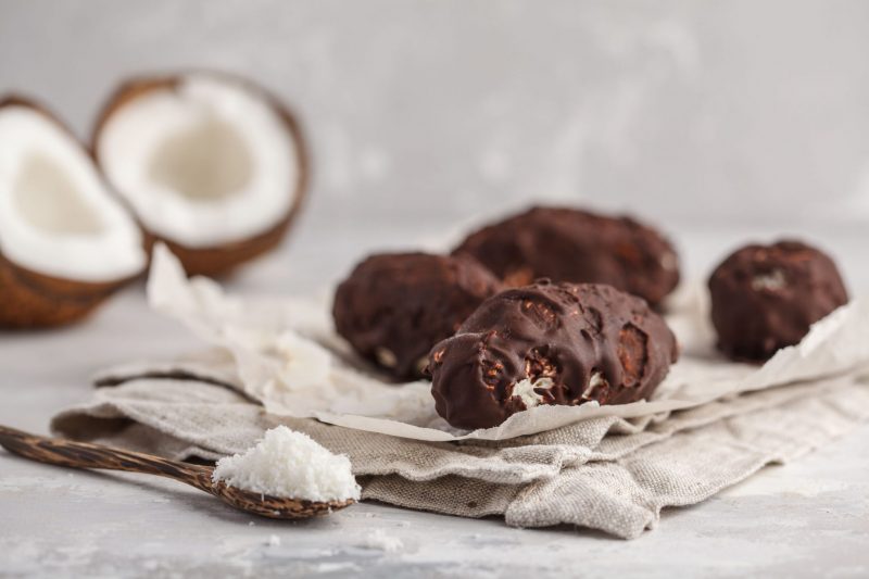 Баунти - очень вкусная сладость, представляющая собой шоколадный батончик с кокосовой стружкой внутри.