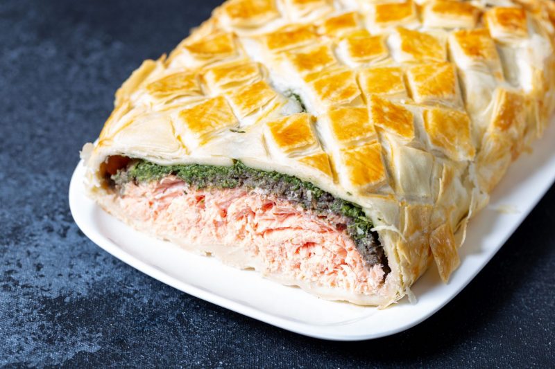 Пирог со щавелем и лососем
