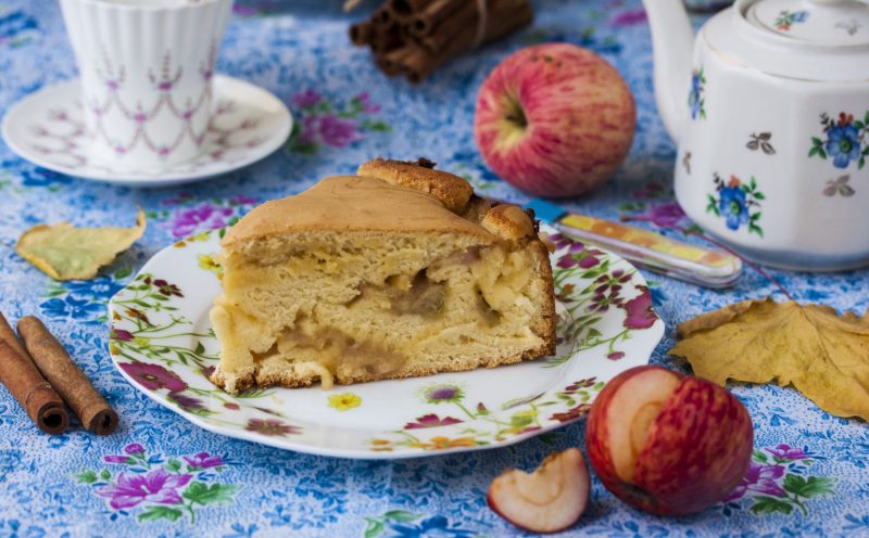 Шарлотка с карамелизированными яблоками