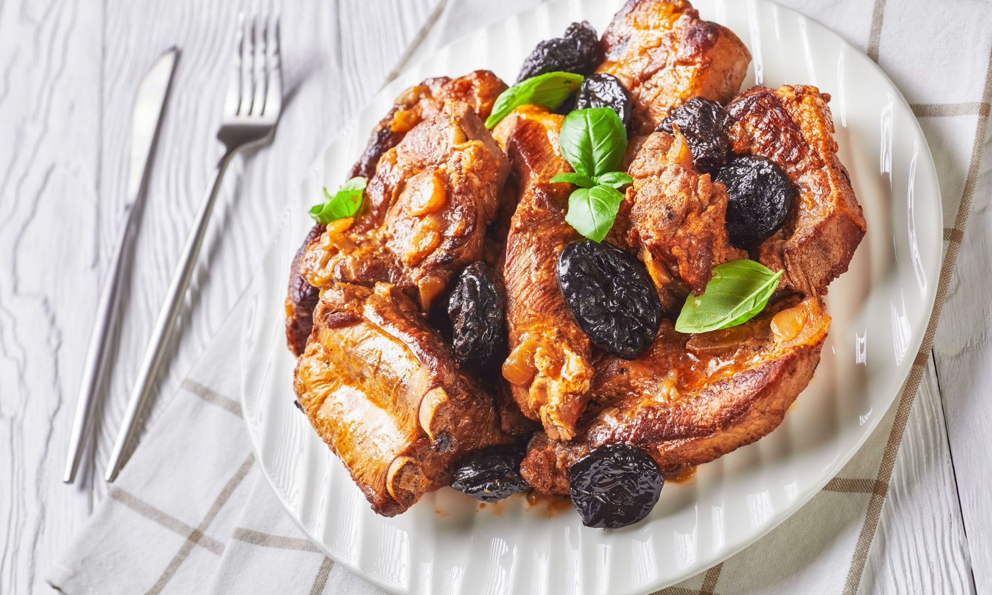 Свинина в кисло-сладком соусе — яркое блюдо с азиатским характером