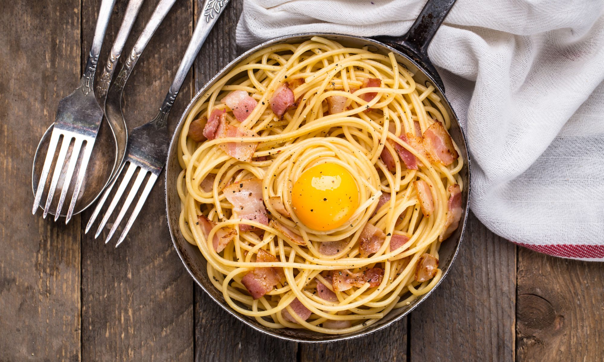 Итальянская паста Карбонара с беконом и яйцом