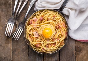 Итальянская паста Карбонара с беконом и яйцом