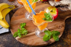 Морковно-имбирный коктейль с мятой и лаймом