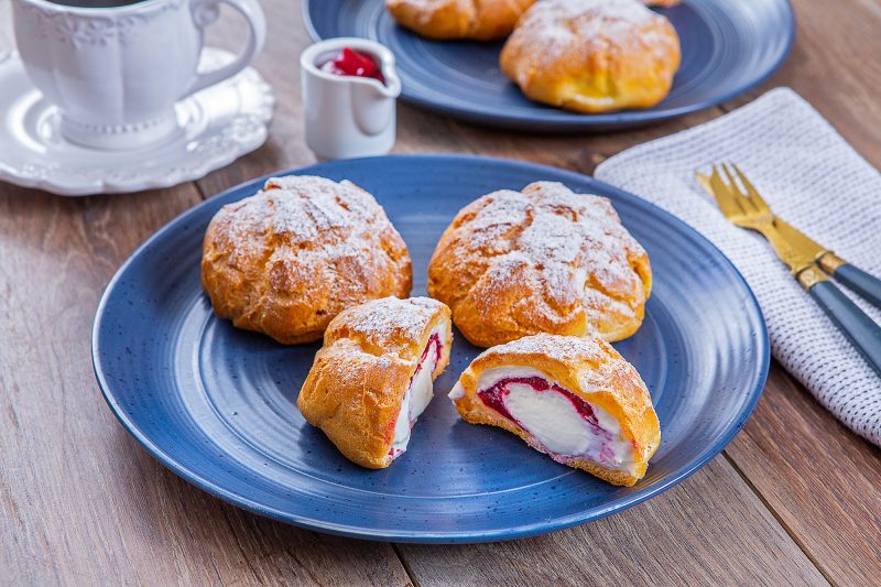 Профитроли с тремя начинками — универсальная закуска и десерт в одном блюде