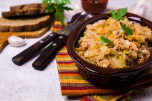 Капуста, тушеная в духовке – рецепты с добавлением мяса