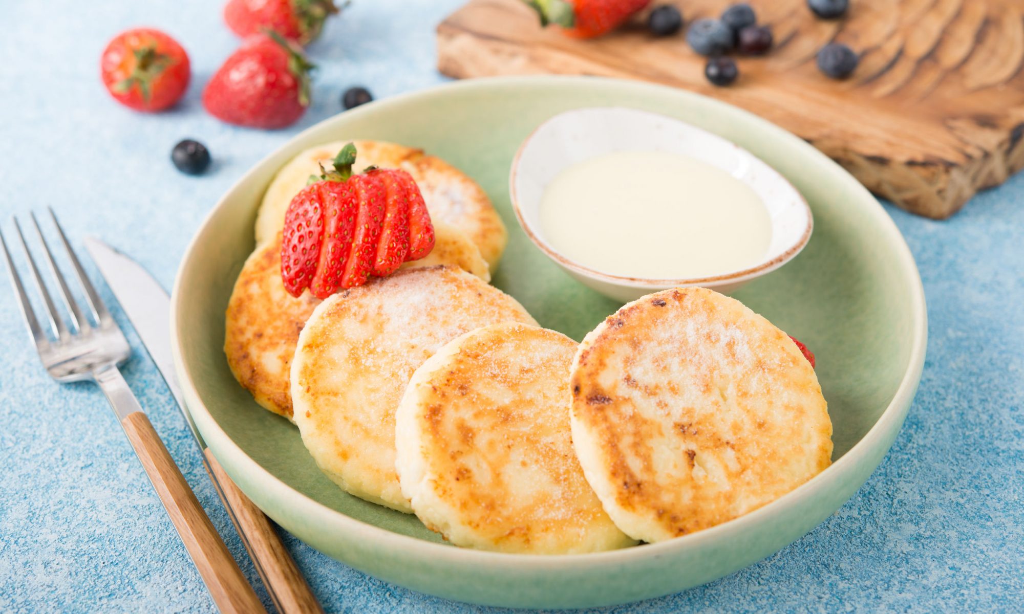 Сырники из тофу с ягодным соусом: полезная альтернатива классике