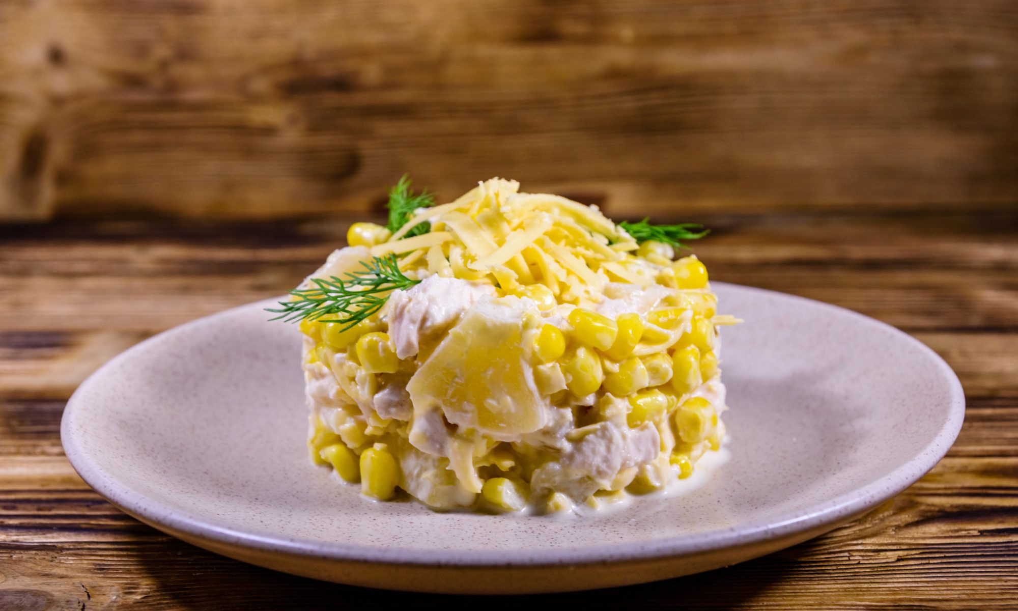 ананасовый салат с курицей и сыром