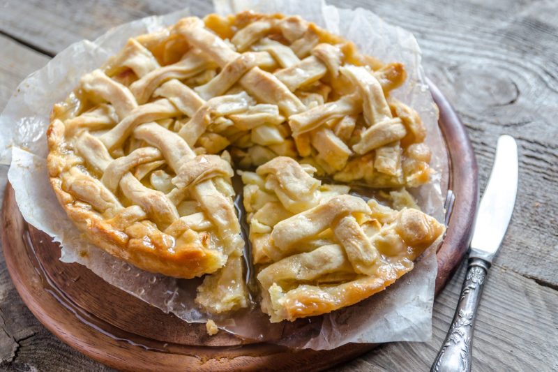 Пирог с тертыми яблоками из слоеного теста