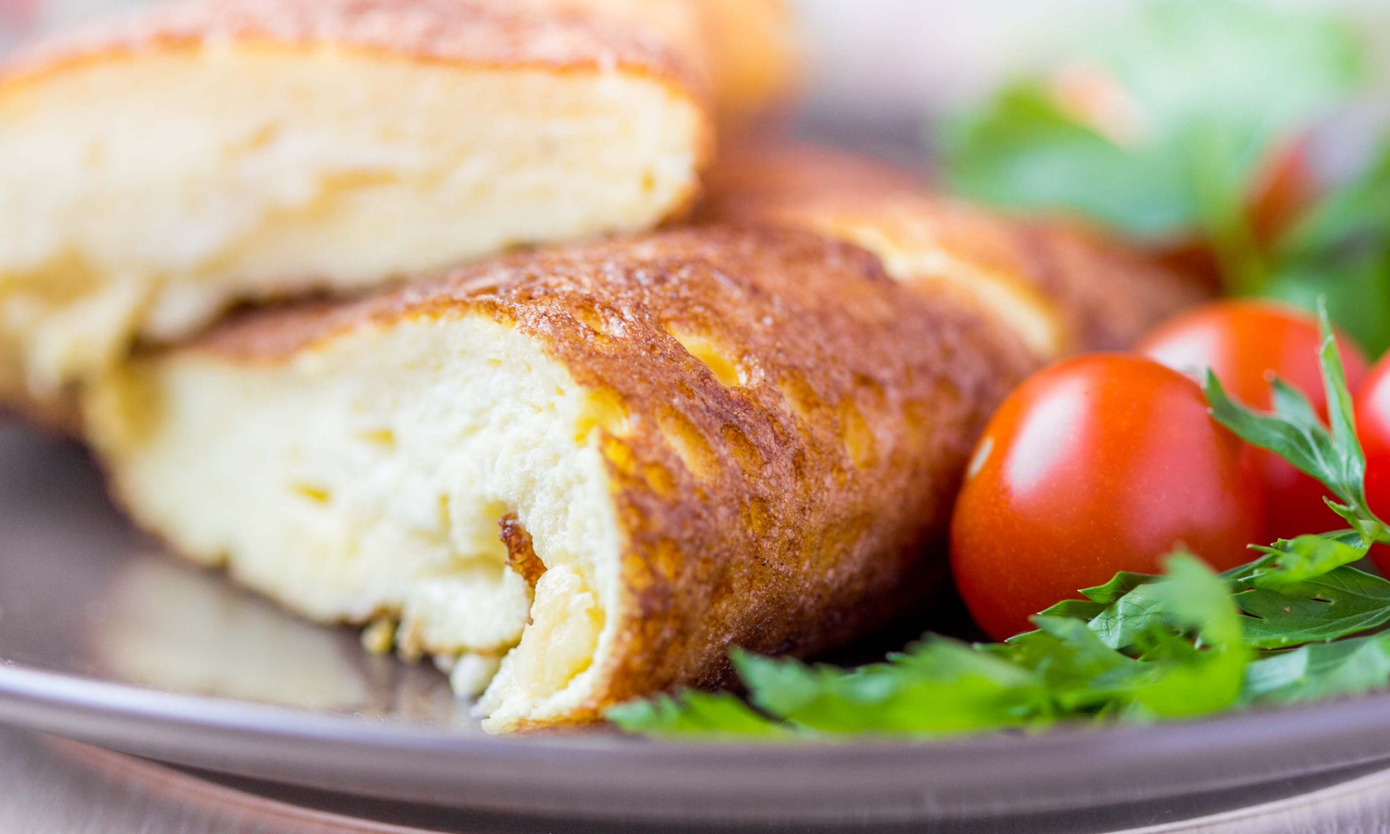 Бисквитный омлет с козьим сыром и песто