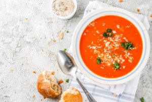 Холодный томатный суп с креветками и лапшой