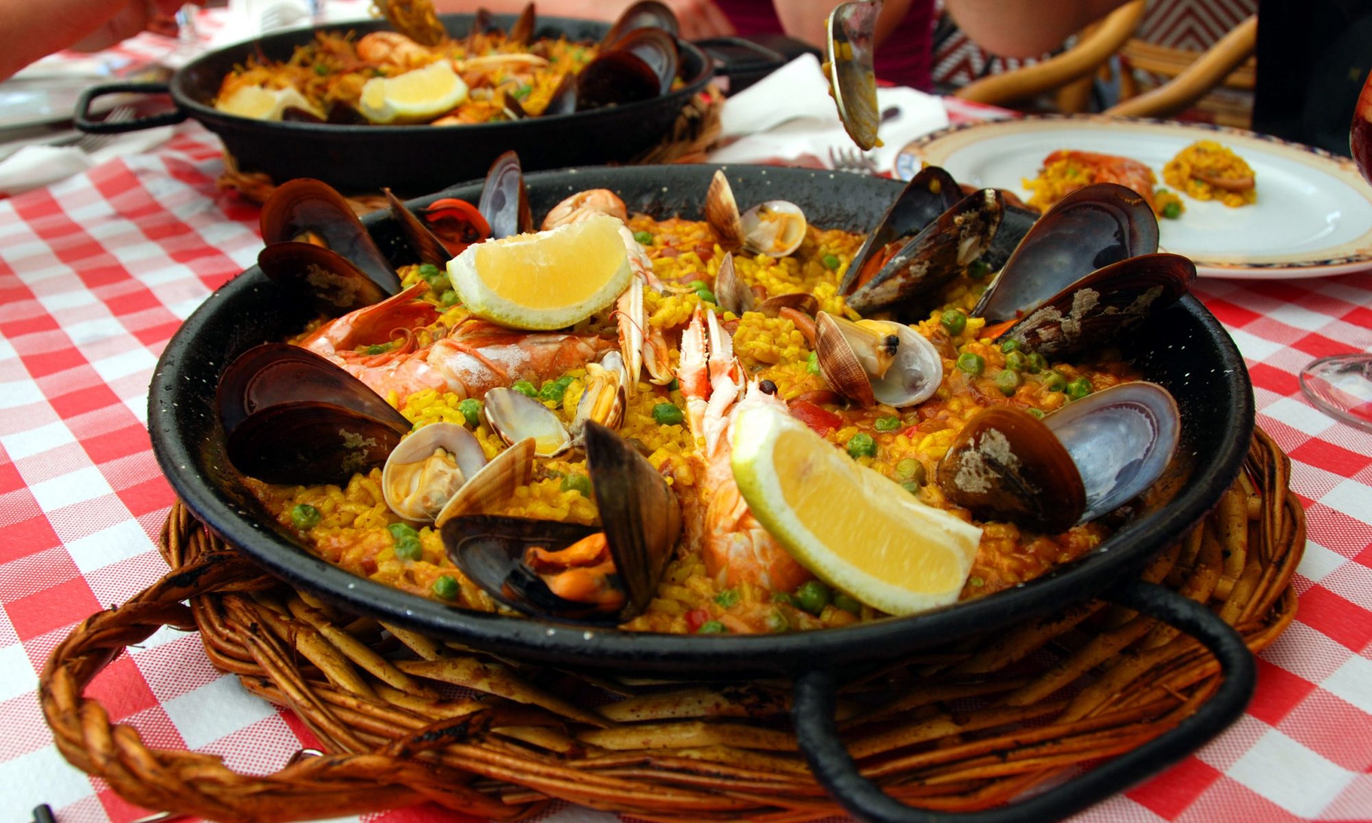 Вкус Испании на вашем столе: Паэлья с морепродуктами и оливками