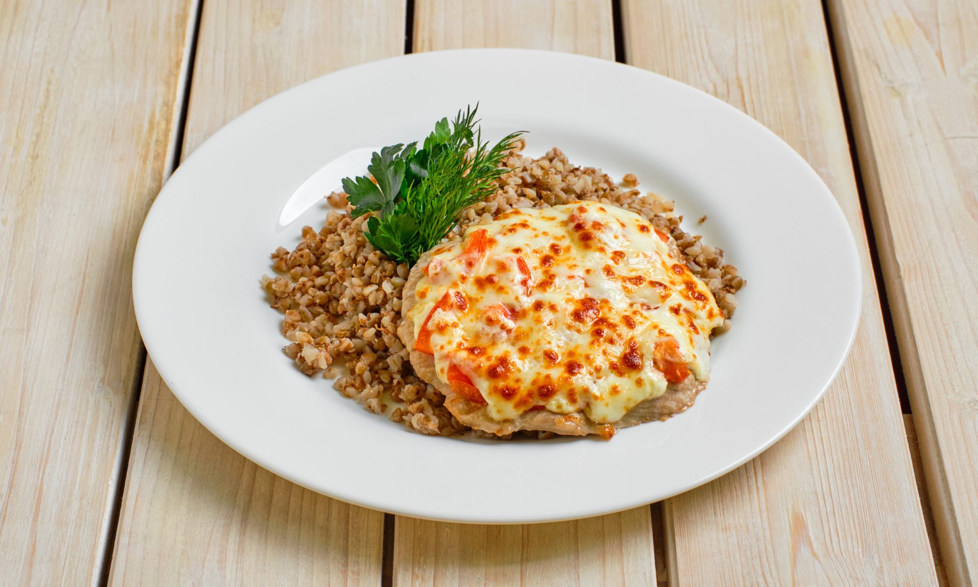 Мясо по-французски из свинины с помидорами – сочное и ароматное блюдо