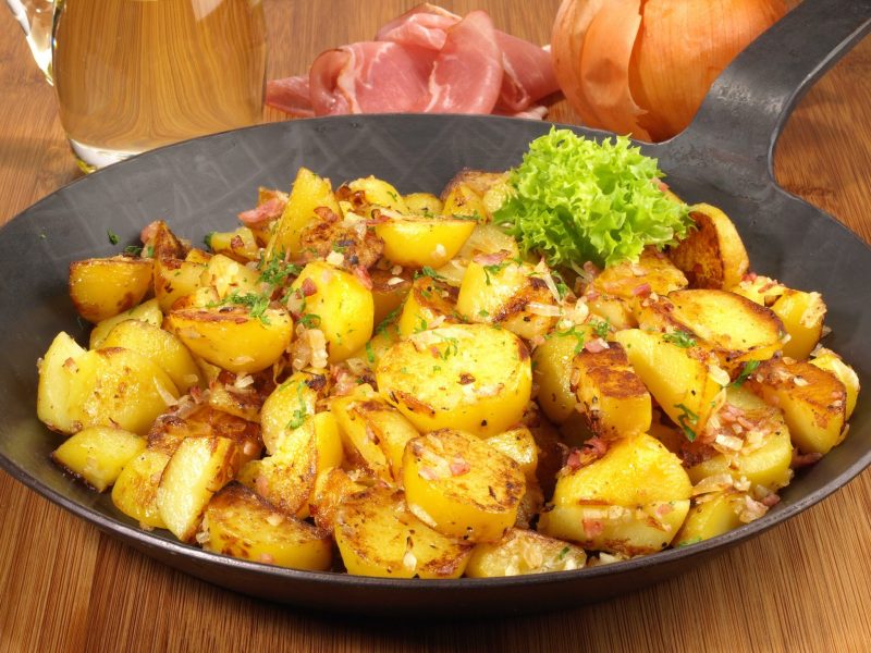 Запеченная картошка в духовке с луком