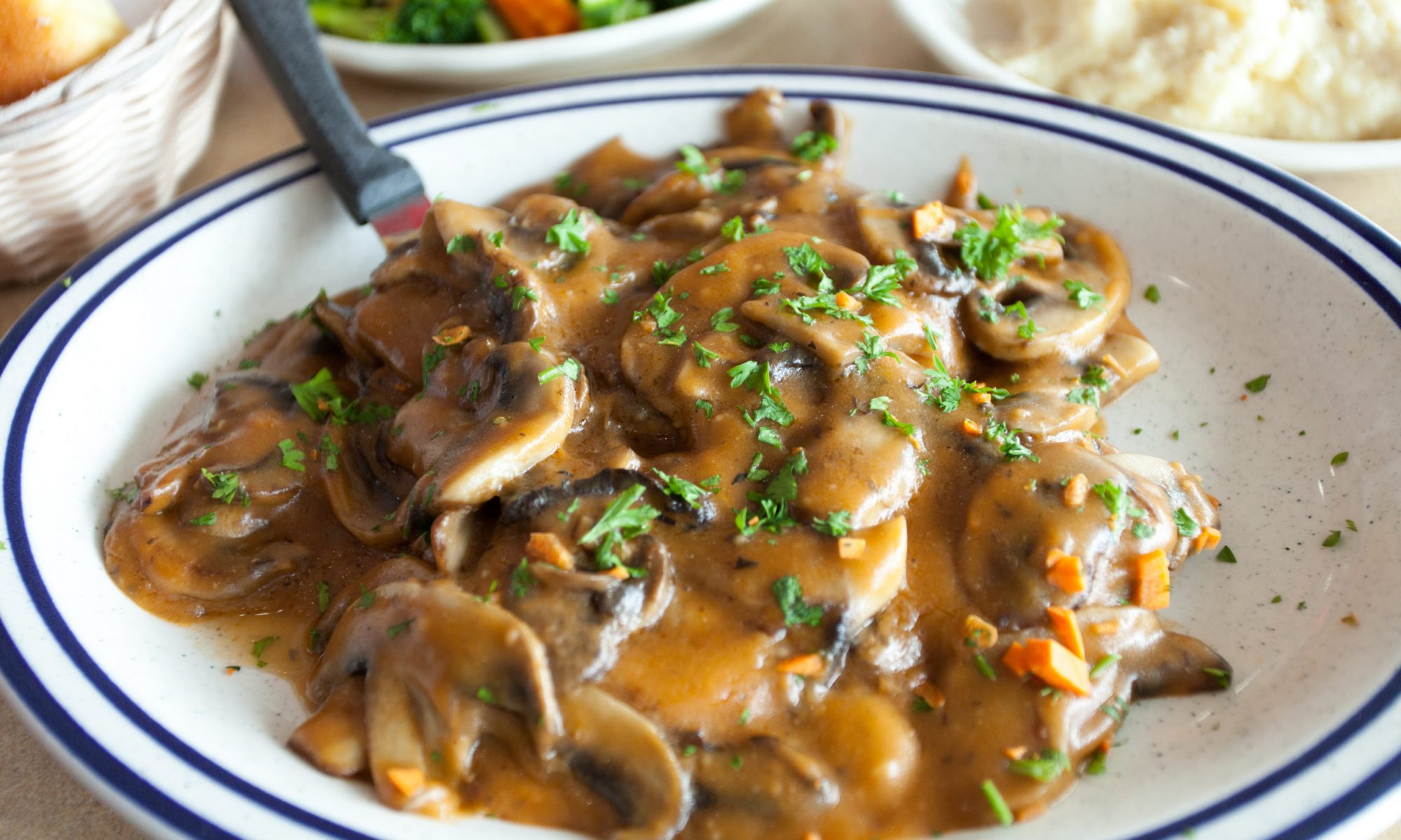 Говяжьи щёчки с картофелем и опятами