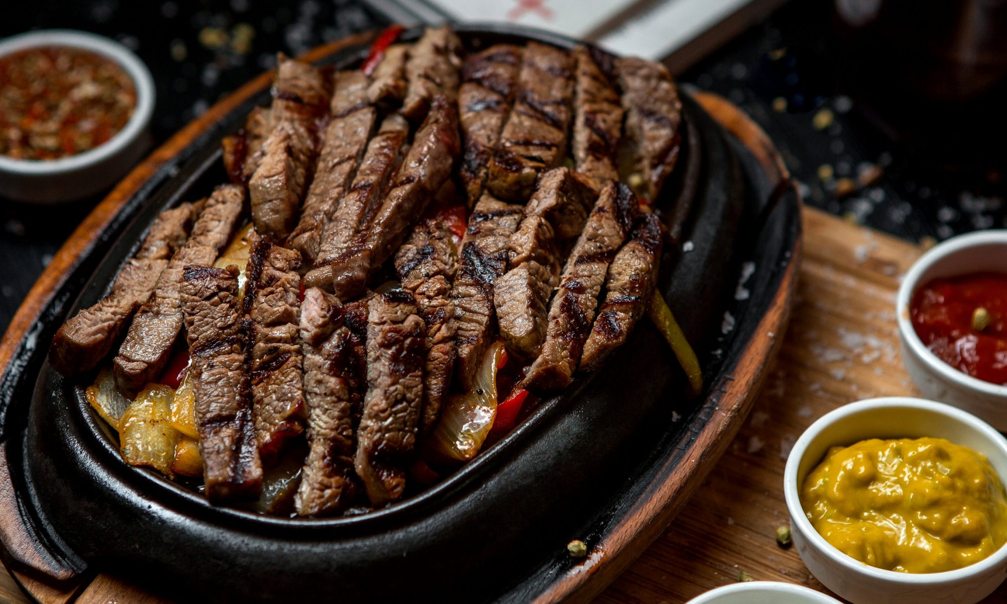 Как меняется вкус блюда при томлении, жарке и запекании: говядина в трёх техниках