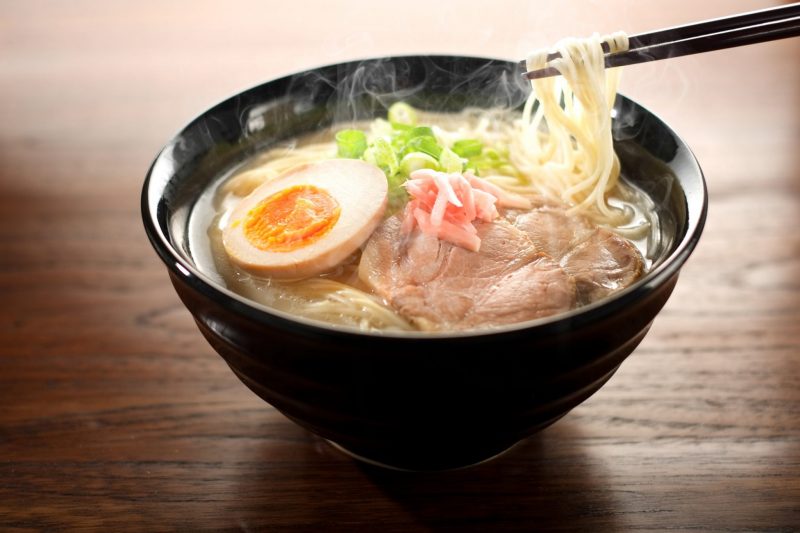 Суп «Рамен» с курицей – это один из наиболее ярких представителей классической кухни Японии, который не оставит равнодушным ни фанатов изысков азиатской кухни, ни рядовых любителей вкусных супов с курицей.