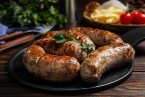Домашние колбаски из свинины: вкусное и ароматное мясное угощение