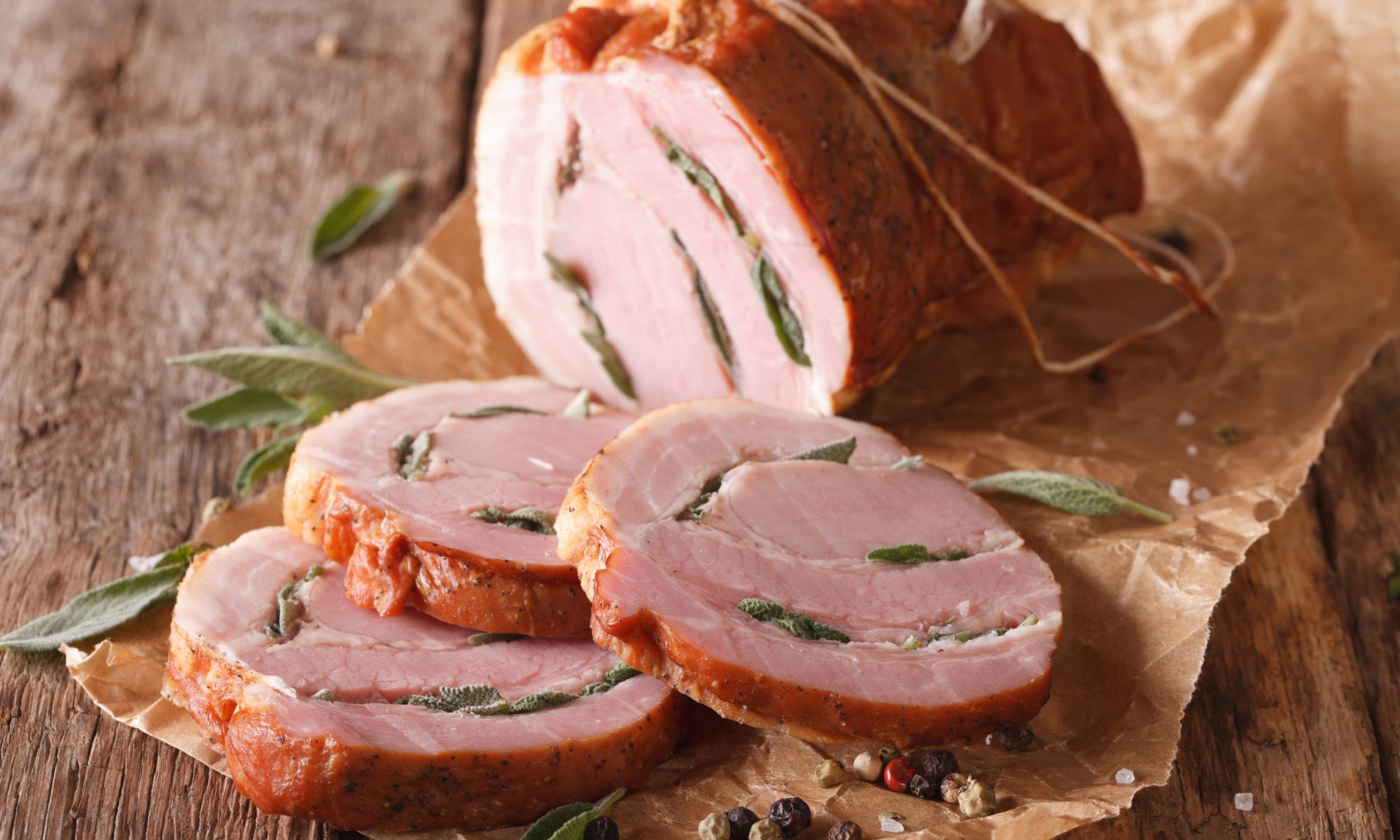 Мясные рецепты на Новый год: пряная свиная вырезка с сыром