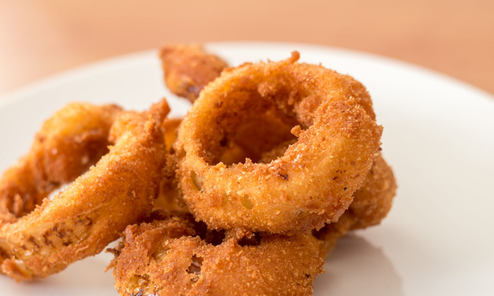 Луковые кольца в панировке на сковороде и жареные луковые кольца (в кляре и сухарях) — 3 рецепта домашних блюд