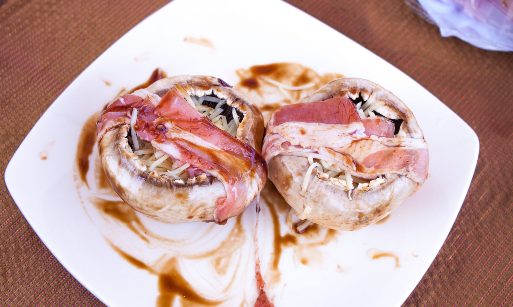 Фаршированные шампиньоны в беконе