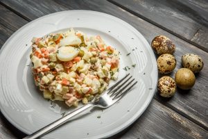 Оливье с куриной грудкой и заправкой с горчицей