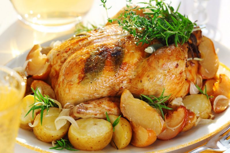 Основное блюдо и гарнир – запеченный цыпленок с овощами