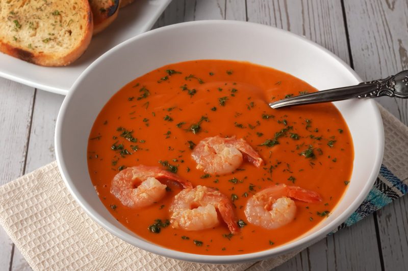 Кремово-томатный суп с креветками
