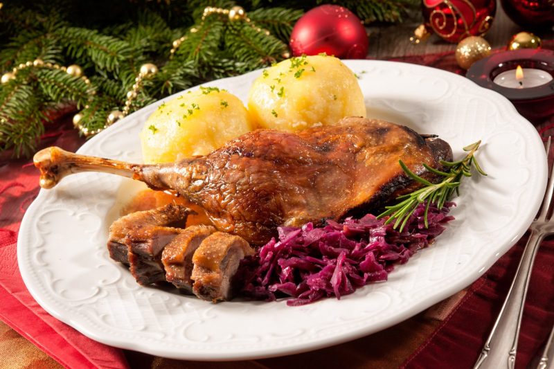 Утиные ножки, томлённые в вине с апельсиновой цедрой и пряностями, — по-настоящему статусное блюдо, которое идеально подойдёт для праздничного ужина на 23 февраля.