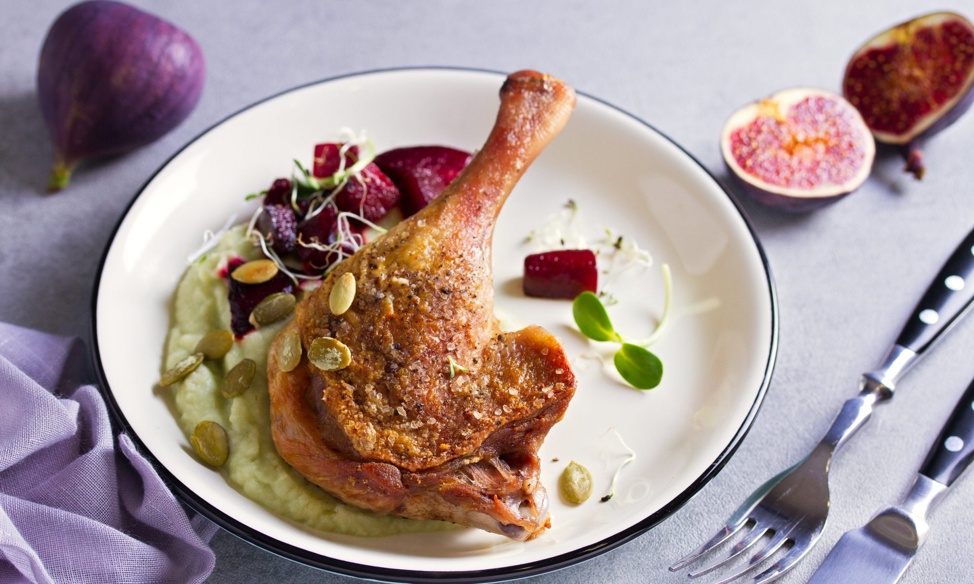 Утиные ножки, томлённые в вине с апельсиновой цедрой и пряностями, — по-настоящему статусное блюдо, которое идеально подойдёт для праздничного ужина на 23 февраля.