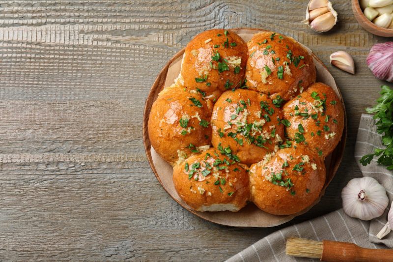 Воздушные и ароматные булочки с сыром и чесноком