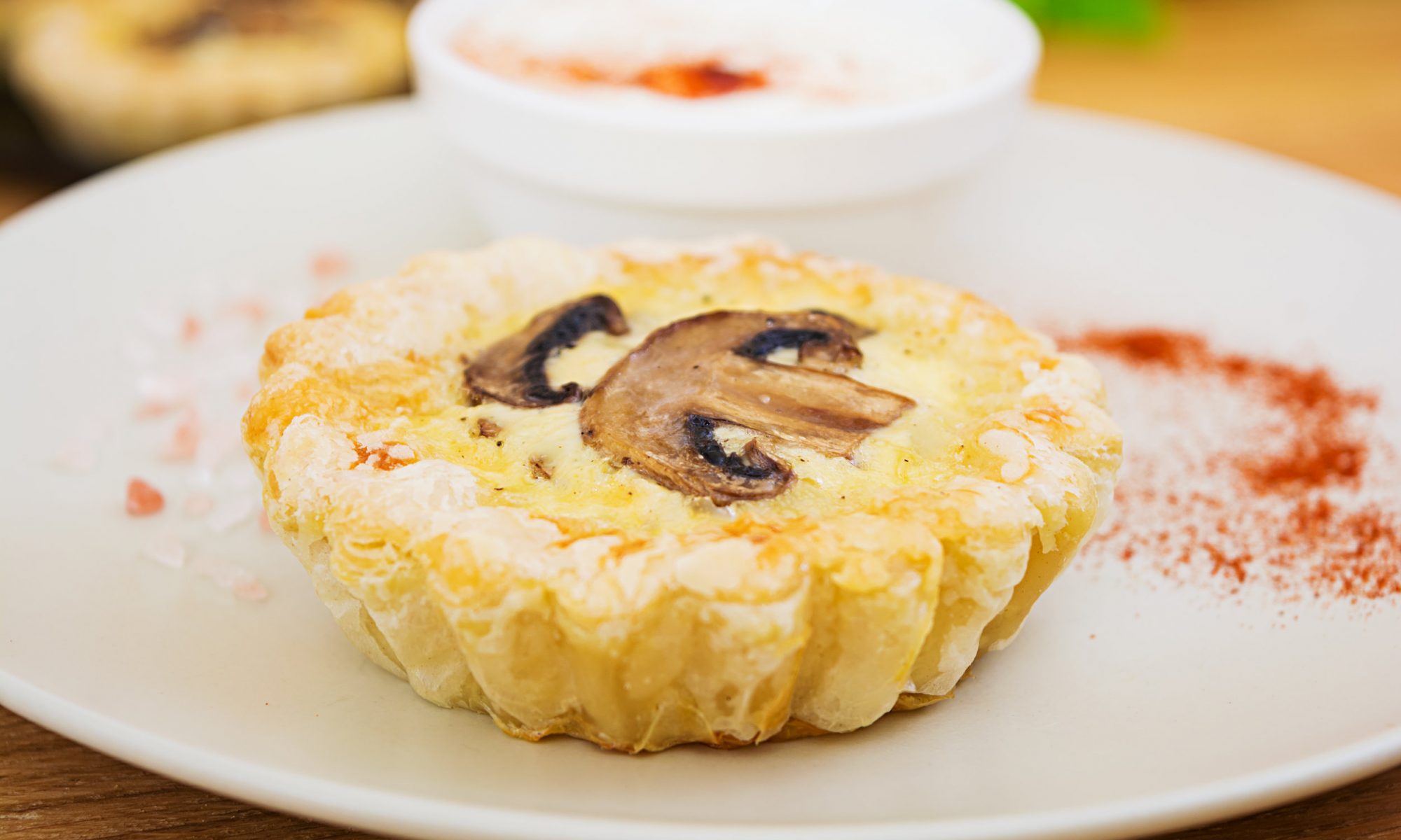 Жюльен с курицей и грибами в тарталетках: элегантная закуска для любого праздника