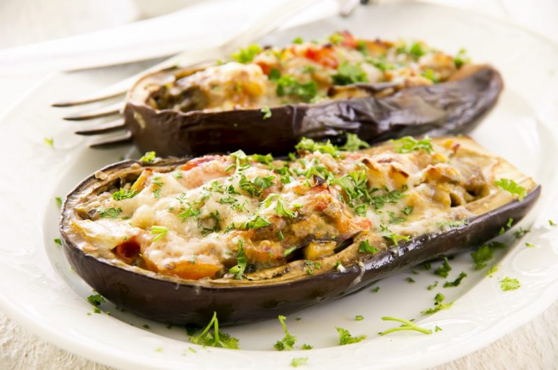 Баклажаны-лодочки с мясом и сырной корочкой
